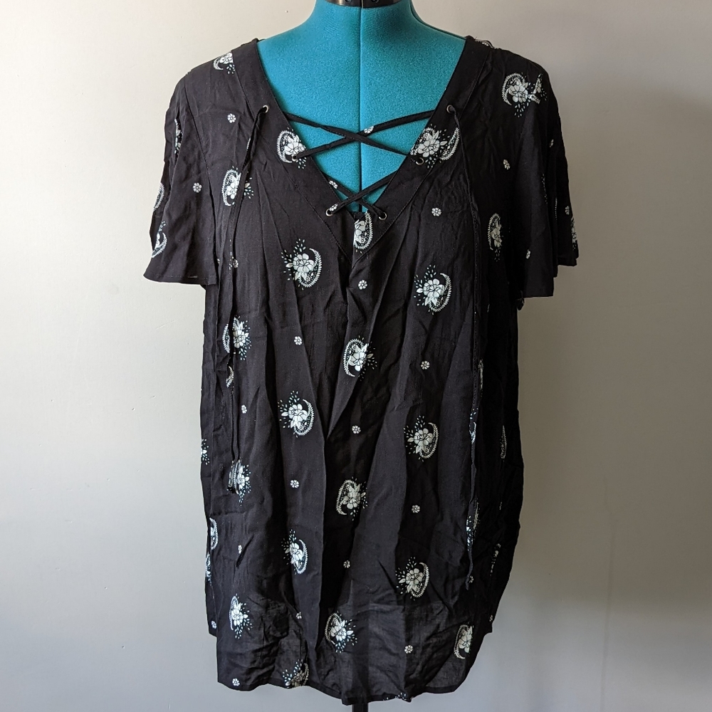 NWT Torrid Paisley Floral Flutter Sleeve Lace Up Top